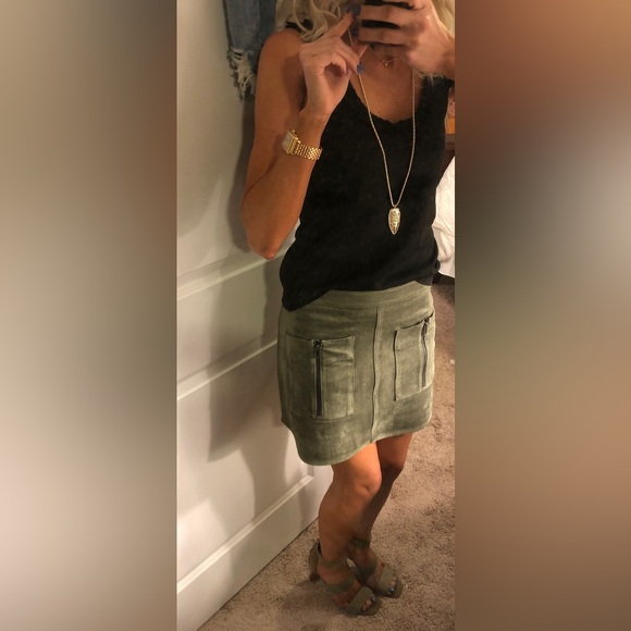 🔥BCBGMAXAZRIA Green Faux Suede Mini Skirt - Size: XXS - Picture 1 of 8